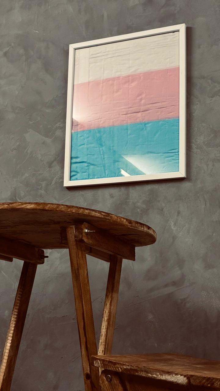 Bandeira trans emoldurada na parede da Stonewall